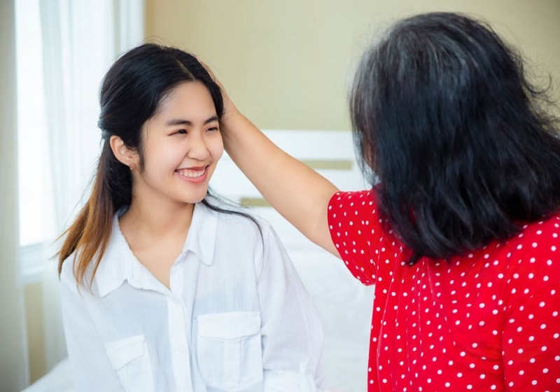 Lắng nghe và trò chuyện bình tĩnh có thể giúp cha mẹ hiểu nguyên nhân phía sau hành vi chống đối của tuổi teen.