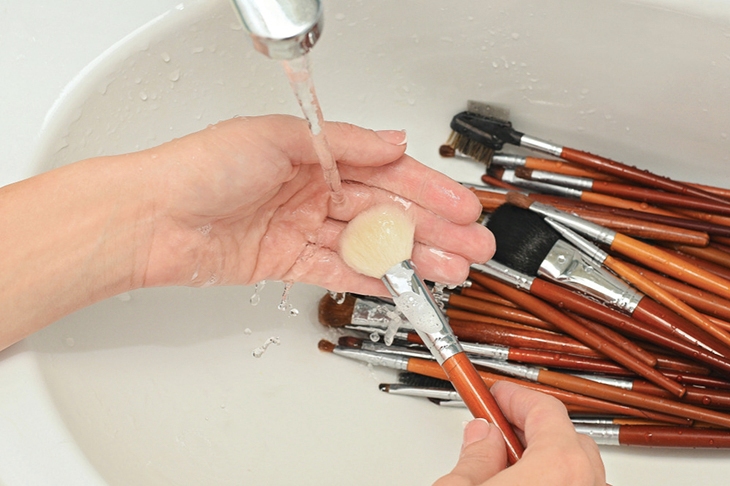 Cách vệ sinh cọ trang điểm để không khiến da nổi mụn Làm sạch cọ trang điểm định kỳ giúp giảm nguy cơ tích tụ vi khuẩn, hạn chế nổi mụn và bảo vệ làn da tốt hơn.