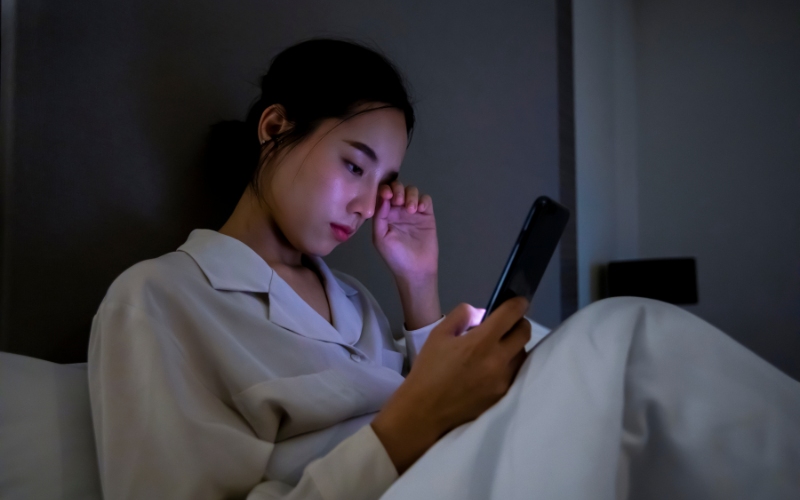 Thời gian nhìn màn hình kéo dài, tuổi tác và môi trường khô hanh là các nguyên nhân thường gặp gây khô mắt.