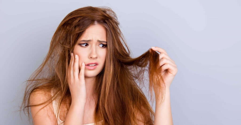 Nhiều người nghĩ tóc chẻ ngọn chỉ do thiếu dưỡng, nhưng nguyên nhân thực tế có thể liên quan đến nhiệt, hóa chất và thói quen chăm sóc tóc.