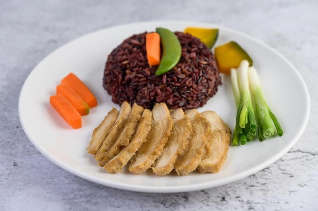 Theo dõi lượng carb trong từng bữa ăn giúp người tiểu đường kiểm soát đường huyết hiệu quả hơn.
